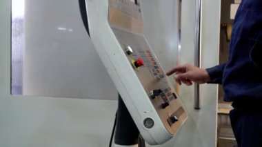 - Yakın çekim. Mühendis Cnc Torna Makinesini Fabrikaya Kuruyor