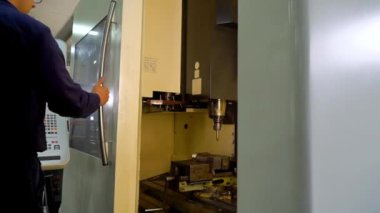 İşçi, Cnc makinesinin kapısını kapat. Yakın çekim.