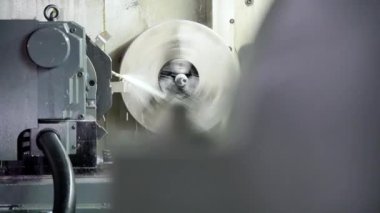 Cnc Lathe Machine, Metal Detail on Factory 'i üretiyor. Hidrolik sistemle Cnc 'de Metal İşleniyor