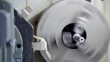 Cnc Lathe Machine, Metal Detail on Factory 'i üretiyor. Hidrolik sistemle Cnc 'de Metal İşleniyor