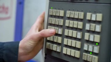 İşçi bir Cnc Makinesi Programlıyor
