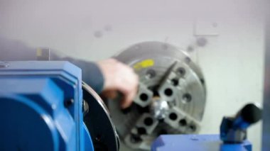 Cnc Lathe Machine, Metal Detail on Factory 'i üretiyor. Hidrolik sistemle Cnc 'de Metal İşleniyor