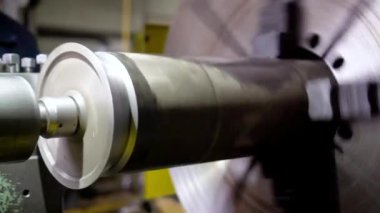 İşçi eski bir değirmen makinesinde çalışıyor.