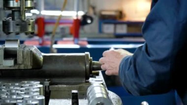 İşçi değirmen makinesinde çalışıyor