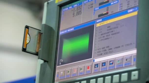 Arbeiter Programmiert Eine Cnc Maschine — Stockvideo