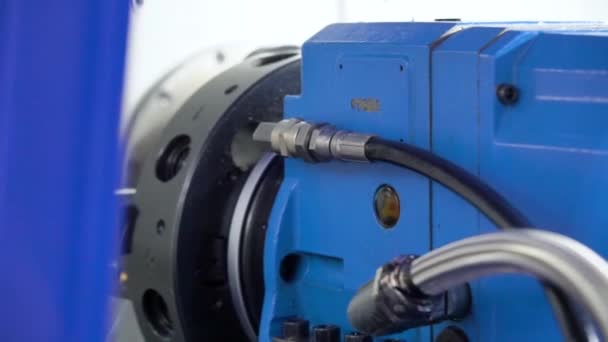 Cnc旋盤機械は工場で金属の詳細を作ります 油圧システムでCncで金属加工 — ストック動画