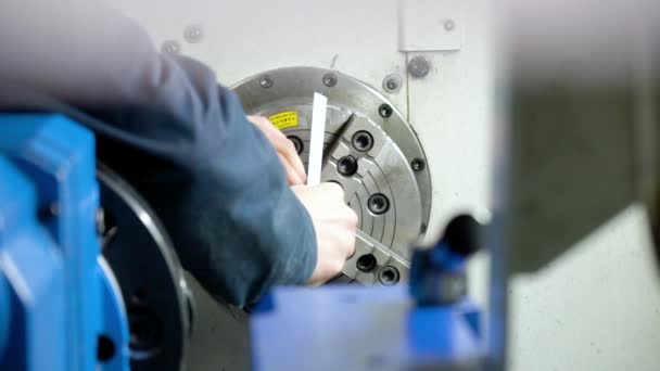 Cnc Τόρνου Μηχανή Κάνει Μεταλλική Λεπτομέρεια Στο Εργοστάσιο Επεξεργασία Μετάλλων — Αρχείο Βίντεο