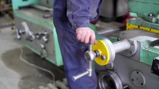 Arbeiter Arbeitet Einer Alten Fräsmaschine — Stockvideo