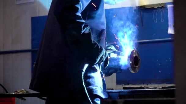 Der Arbeiter Schweißt Stahlteile Mit Einer Halbautomatischen Schweißmaschine — Stockvideo