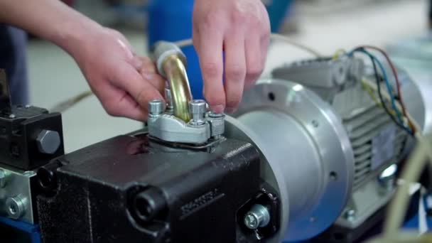 Trabalhador Repara Motor Elétrico — Vídeo de Stock