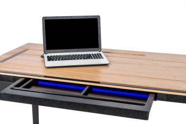 Rahat bir iş yeri. Üzerinde tahta masa ve dizüstü bilgisayar olan rahat bir iş yeri.