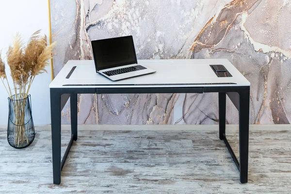 ディレクターのためのVipオフィス家具テーブル コーポレートテーブル 光室内の高価なテーブル — ストック写真