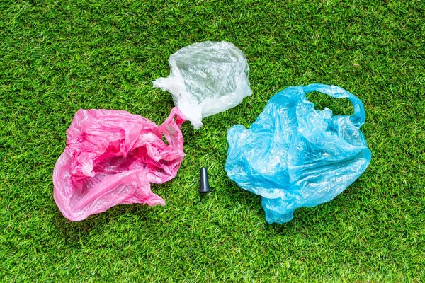 Муфта Шиши Зеленая Трава Сзади Концепция Пластиковых Отходов Пластиковый Мусор — стоковое фото