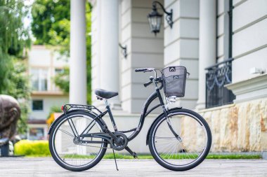 Tipik Amsterdam bisiklet fiets sembolü. Geleneksel Hollandalı simgesi. Bisikletli Hollanda kültürü. Tipik Hollanda ulaşım bisikleti. Kartlar için şablon, reklam, poster, afiş, ilkbahar bisikleti