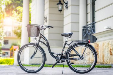Tipik Amsterdam bisiklet fiets sembolü. Geleneksel Hollandalı simgesi. Bisikletli Hollanda kültürü. Tipik Hollanda ulaşım bisikleti. Kartlar için şablon, reklam, poster, afiş, ilkbahar bisikleti