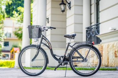 Tipik Amsterdam bisiklet fiets sembolü. Geleneksel Hollandalı simgesi. Bisikletli Hollanda kültürü. Tipik Hollanda ulaşım bisikleti. Kartlar için şablon, reklam, poster, afiş, ilkbahar bisikleti