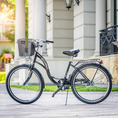 Tipik Amsterdam bisiklet fiets sembolü. Geleneksel Hollandalı simgesi. Bisikletli Hollanda kültürü. Tipik Hollanda ulaşım bisikleti. Kartlar için şablon, reklam, poster, afiş, ilkbahar bisikleti