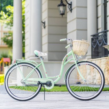 Tipik Amsterdam bisiklet fiets sembolü. Geleneksel Hollandalı simgesi. Bisikletli Hollanda kültürü. Tipik Hollanda ulaşım bisikleti. Kartlar için şablon, reklam, poster, afiş, ilkbahar bisikleti