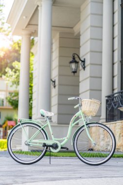 Tipik Amsterdam bisiklet fiets sembolü. Geleneksel Hollandalı simgesi. Bisikletli Hollanda kültürü. Tipik Hollanda ulaşım bisikleti. Kartlar için şablon, reklam, poster, afiş, ilkbahar bisikleti