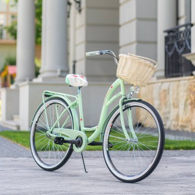 Tipik Amsterdam bisiklet fiets sembolü. Geleneksel Hollandalı simgesi. Bisikletli Hollanda kültürü. Tipik Hollanda ulaşım bisikleti. Kartlar için şablon, reklam, poster, afiş, ilkbahar bisikleti