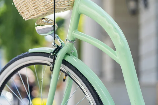 Велосипед Летнем Закате Мощеной Дороге Городском Парке Крупногабаритное Колесо Размытом — стоковое фото