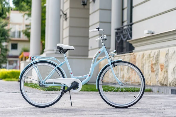 stock image Side view of a modern city urban city bike or bicycle for street road. City bicycle parked on a lawn. Urban bike standing upright on grass, static, no people.