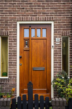Tipik Hollanda kapısı. Hollanda mimarisi, Hollanda 'da bir kapı. Hollanda kapısı