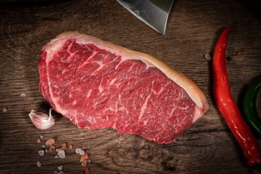 Taze çiğ et, siyah arka planda çizgili biftek, üst manzara. Mermer et parçası New York