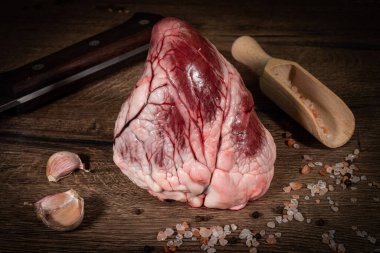 Kalbinde çiğ et ya da domuz eti yemeği hazır. Sağlıklı yemek malzemesi. Arka planda metinler için fotokopi alanı.