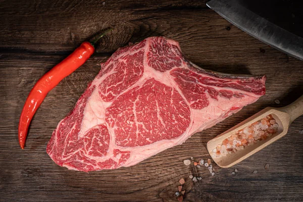 Syrový Hovězí Steak Kořením Tmavém Břidlicovém Kamenném Nebo Betonovém Pozadí — Stock fotografie