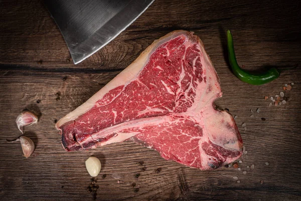 Syrový Hovězí Steak Kořením Tmavém Břidlicovém Kamenném Nebo Betonovém Pozadí — Stock fotografie