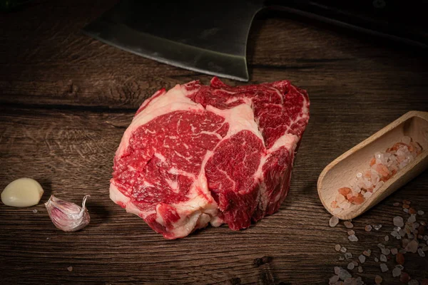 Organický Mačetový Nebo Řeznický Steak Poblíž Řeznického Nože Růžovým Pepřem — Stock fotografie