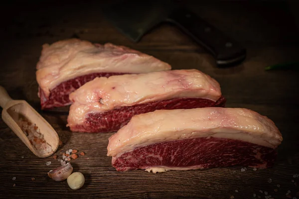 Organický Mačetový Nebo Řeznický Steak Poblíž Řeznického Nože Růžovým Pepřem — Stock fotografie