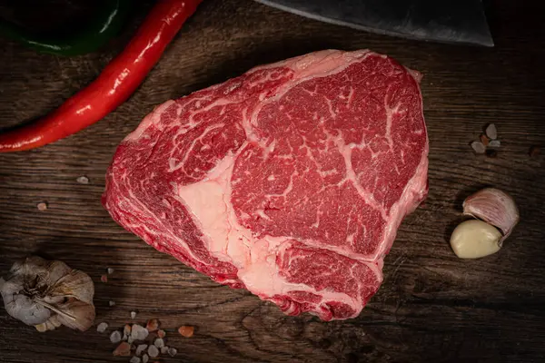 Syrový Steak Hovězího Dřevěné Desce Rozmarýnem Tymiánem Dřevěném Pozadí — Stock fotografie