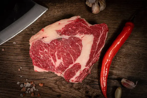 Čerstvý Syrový Kus Hovězího Masa Striploin Steak Černém Pozadí Horní — Stock fotografie