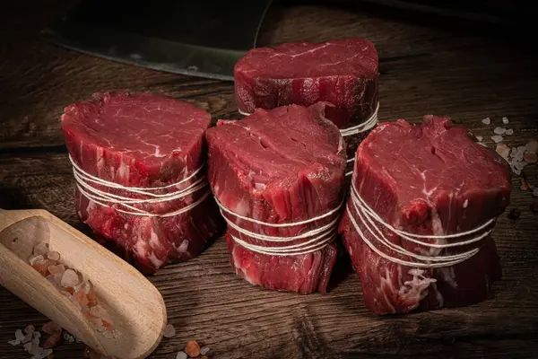 Syrové Hovězí Filety Mignon Steak Dřevěné Desce Pepřem Solí Černé — Stock fotografie