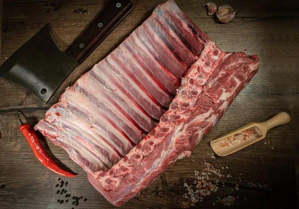 Steak Žebírka Čerstvé Maso Dřevěné Desce — Stock fotografie
