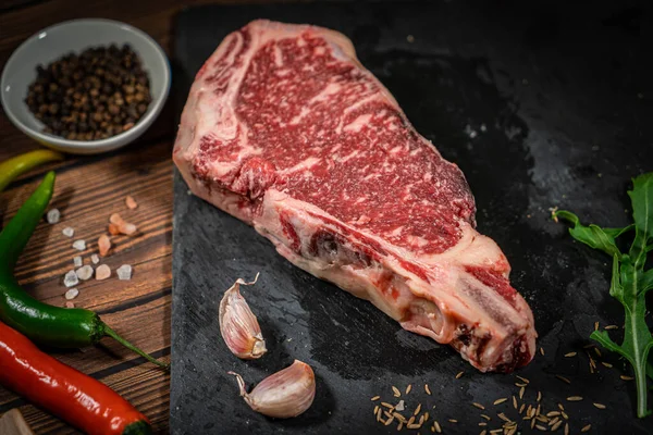 Syrový Kovbojský Steak Kořením Dřevěném Pozadí Prvotřídní Žebírko Kosti Pohled — Stock fotografie
