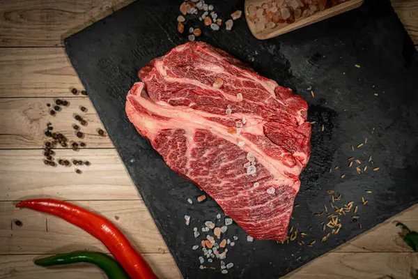 Syrový Kovbojský Steak Kořením Dřevěném Pozadí Prvotřídní Žebírko Kosti Pohled — Stock fotografie
