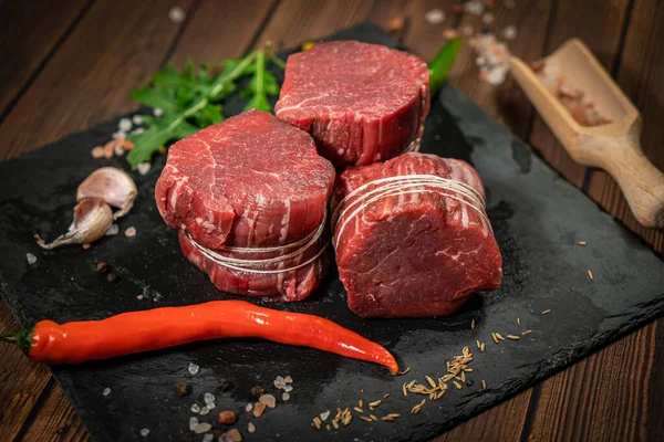 Syrové Hovězí Filety Mignon Steak Dřevěné Desce Pepřem Solí Černé — Stock fotografie