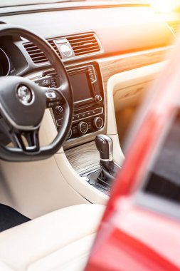 Modern lüks prestij araba iç, pano, direksiyon simidi. Turuncu kırmızı delikli deri iç.