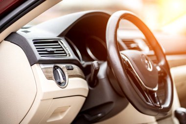 Modern lüks prestij araba iç, pano, direksiyon simidi. Turuncu kırmızı delikli deri iç.