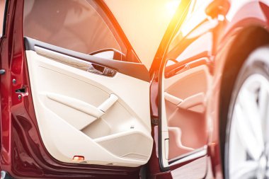 Modern lüks prestij araba iç, pano, direksiyon simidi. Turuncu kırmızı delikli deri iç.