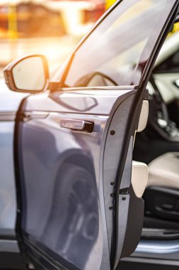 Modern lüks prestij araba iç, pano, direksiyon simidi. Turuncu kırmızı delikli deri iç.