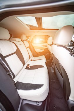 Modern lüks prestij araba iç, pano, direksiyon simidi. Turuncu kırmızı delikli deri iç.