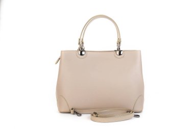 Beyaz arka planda izole edilmiş bej deri çanta. Minimalist çanta, el çantası.