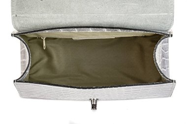 Beyaz arkaplanda izole edilmiş boş kadın çantasının üst görünümü