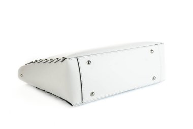 Beyaz kadın çantasının çantası arka planda duruyor. Beyaz arka planda izole edilmiş..