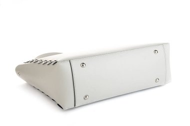 Beyaz kadın çantasının çantası arka planda duruyor. Beyaz arka planda izole edilmiş..