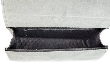 Beyaz arkaplanda izole edilmiş boş kadın çantasının üst görünümü